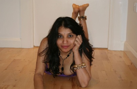 Kavya Sharma erotisk skuespillerinne foton